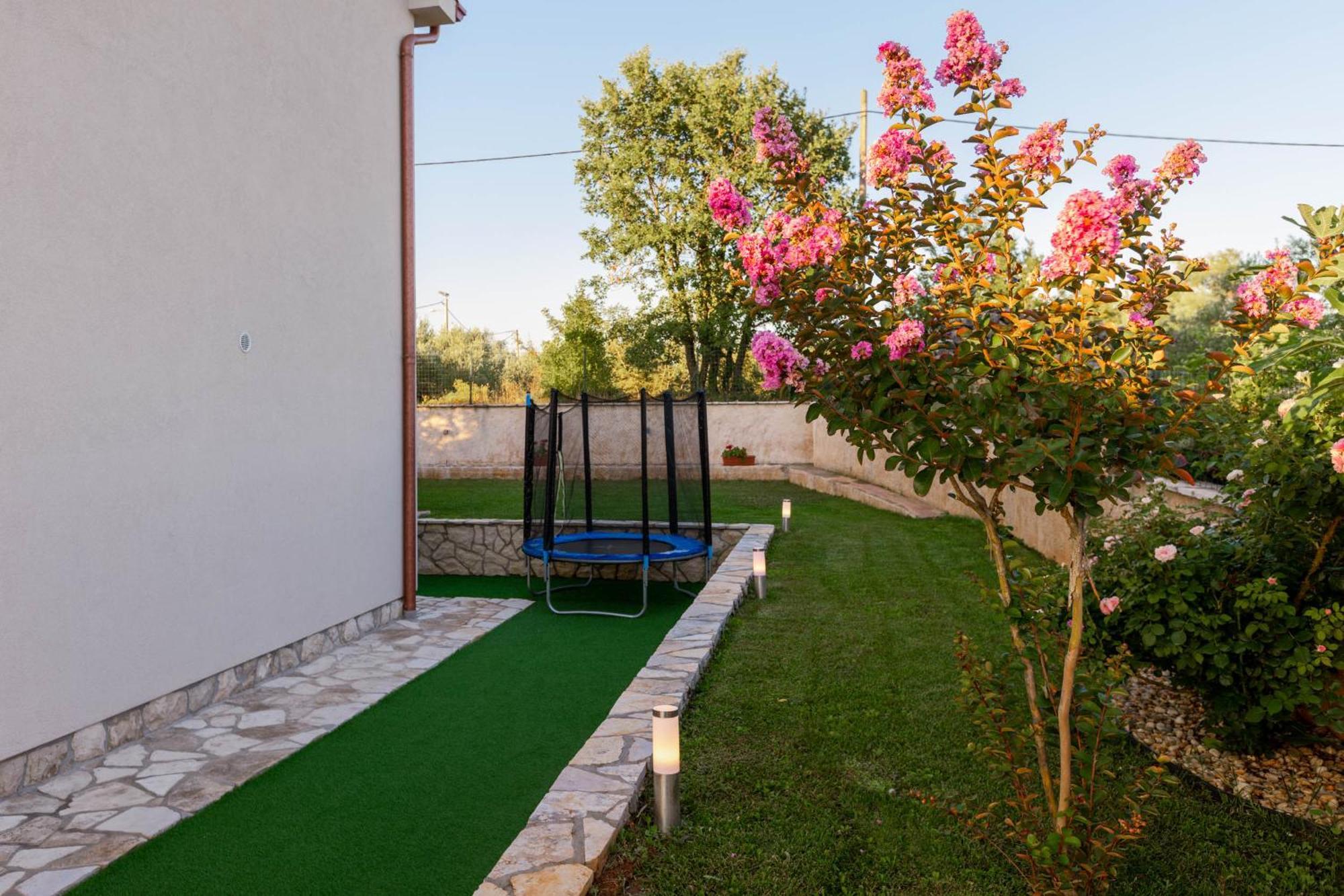 Villa Sara - Perfect Family Holiday Brzac Экстерьер фото